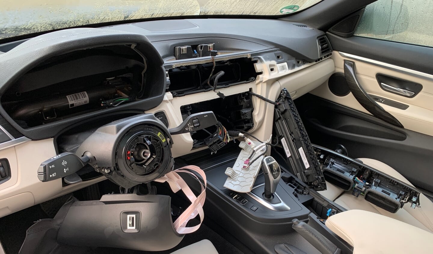 De ravage is groot in de open gebroken auto.