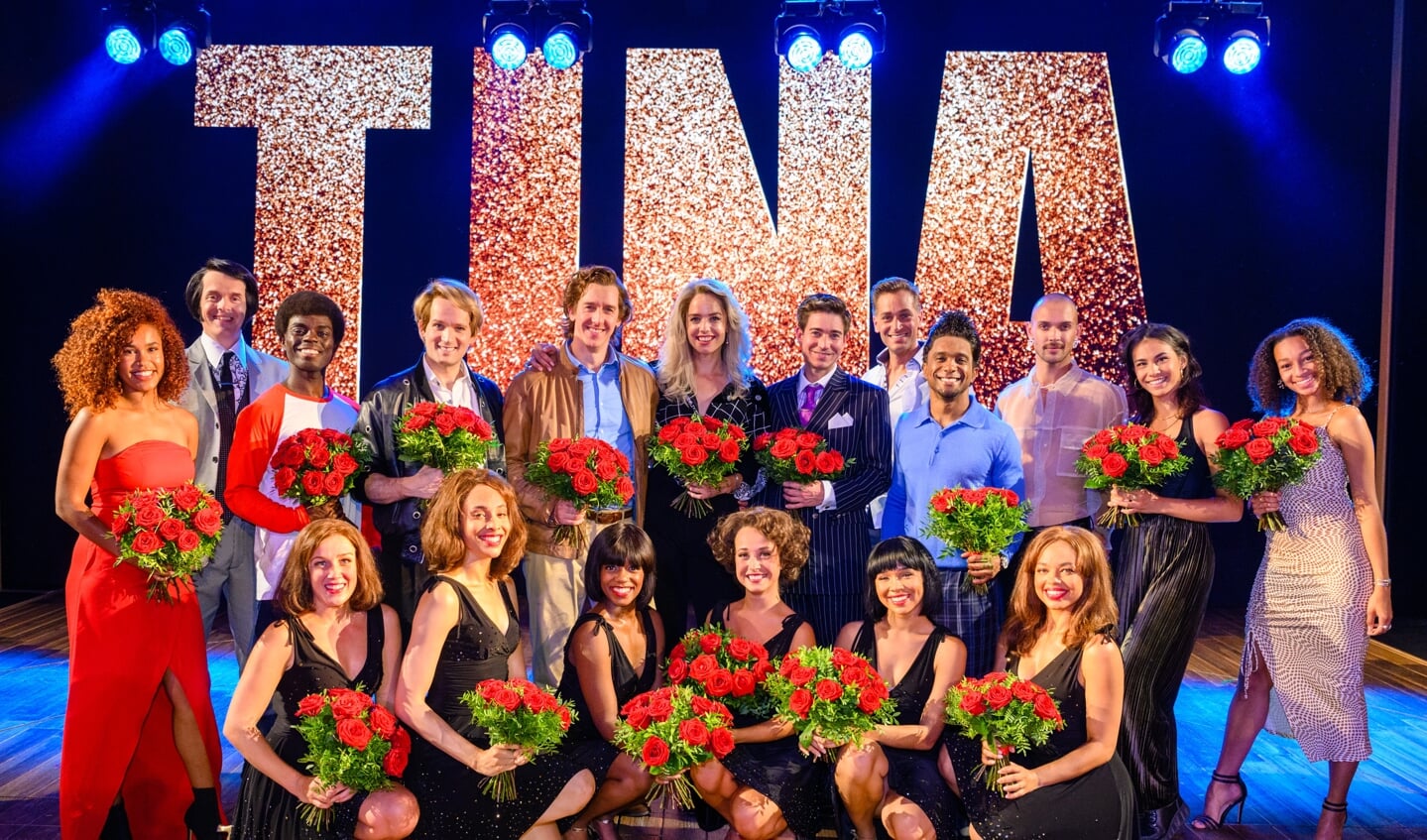 De hele cast van Tina - de Tina Turner musical. Fatty-Jay zit op de eerste rij, derde van links.