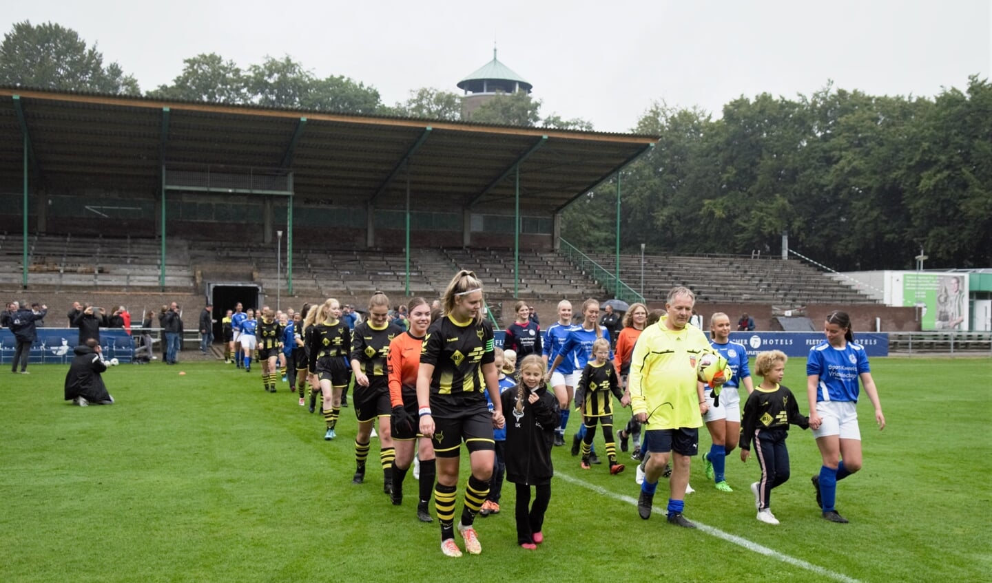 Ondanks de motregen in de tweede helft, werd er enthousiast gevoetbald tussen de meiden van Redichem en SKV.
