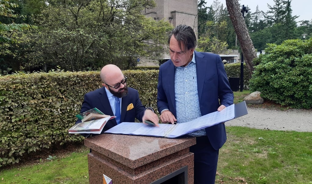 Directeur Remco Reiding van het Sovjet-ereveld toont de Oekraïense ambassadeur Kononenko, die woensdag een bezoek aan Leusden bracht, het register waar bezoekers informatie kunnen vinden over de graven op het Sovjet ereveld.