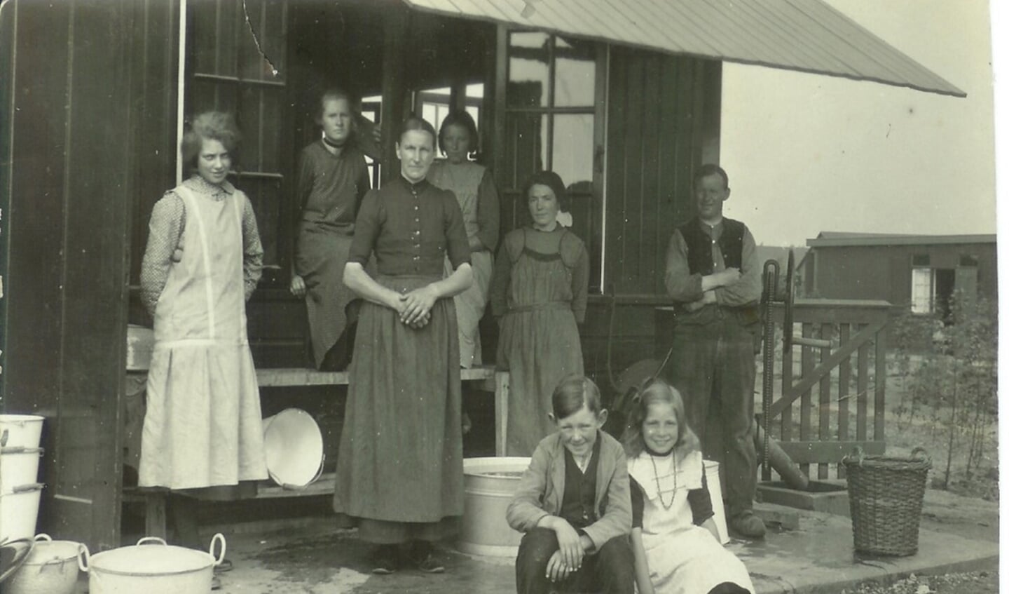 De keukenstaf in 1932.