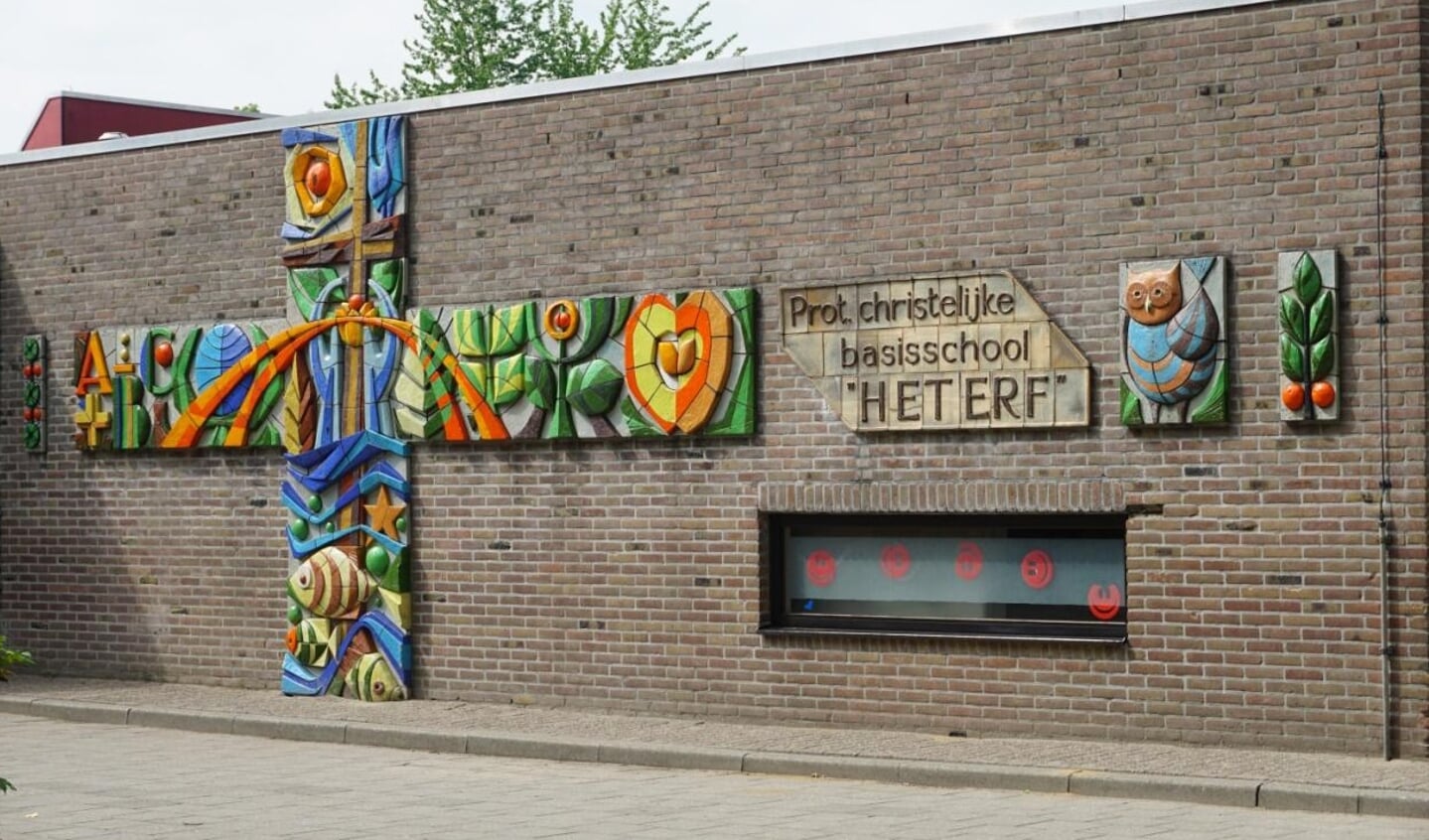 Het kleurrijke tegeltableau langs een deel van de wand bij basisschool Het Erf van Henk Tieman.