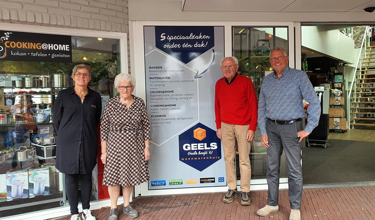 Ada Elings-Geels, Riek, Henk en Gerrit Geels (vlnr) zijn supertrots op- en met 'hun' fraaie zaak.