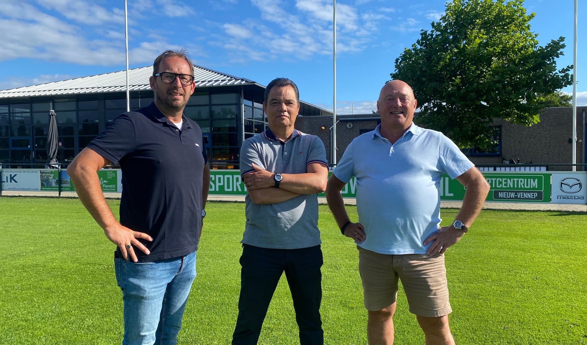 Eddy Teuben geflankeerd door beide voorzitters. Van links naar rechts Bart Sloep (voorzitter SV DIOS), Eddy Teuben (VVC-DIOS) en Rob de Kleijn (FC VVC).