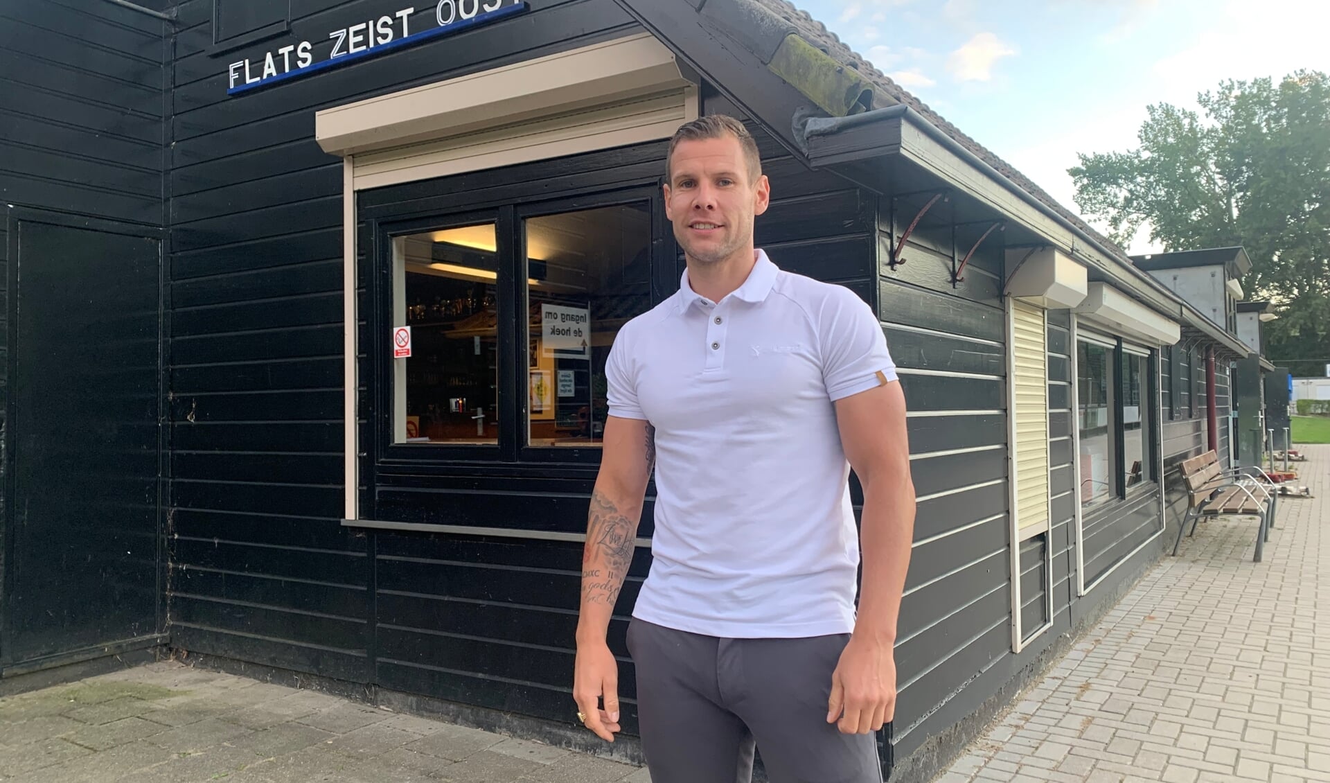 Voetballer Nick Koppers bij de kantine van voetbalclub FZO.