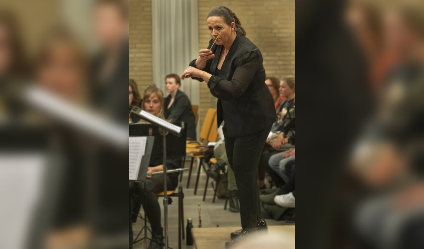 Dirigent Ria Kornet van Muziekvereniging Caecilia.