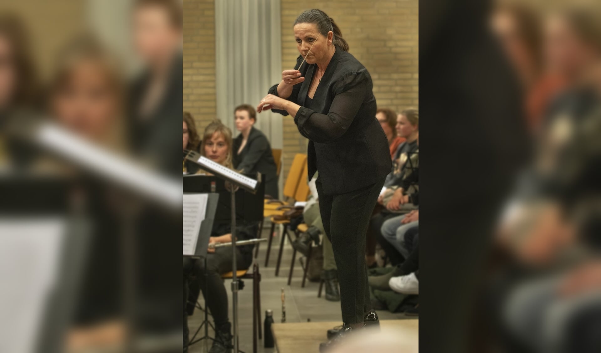 Dirigent Ria Kornet van Muziekvereniging Caecilia.