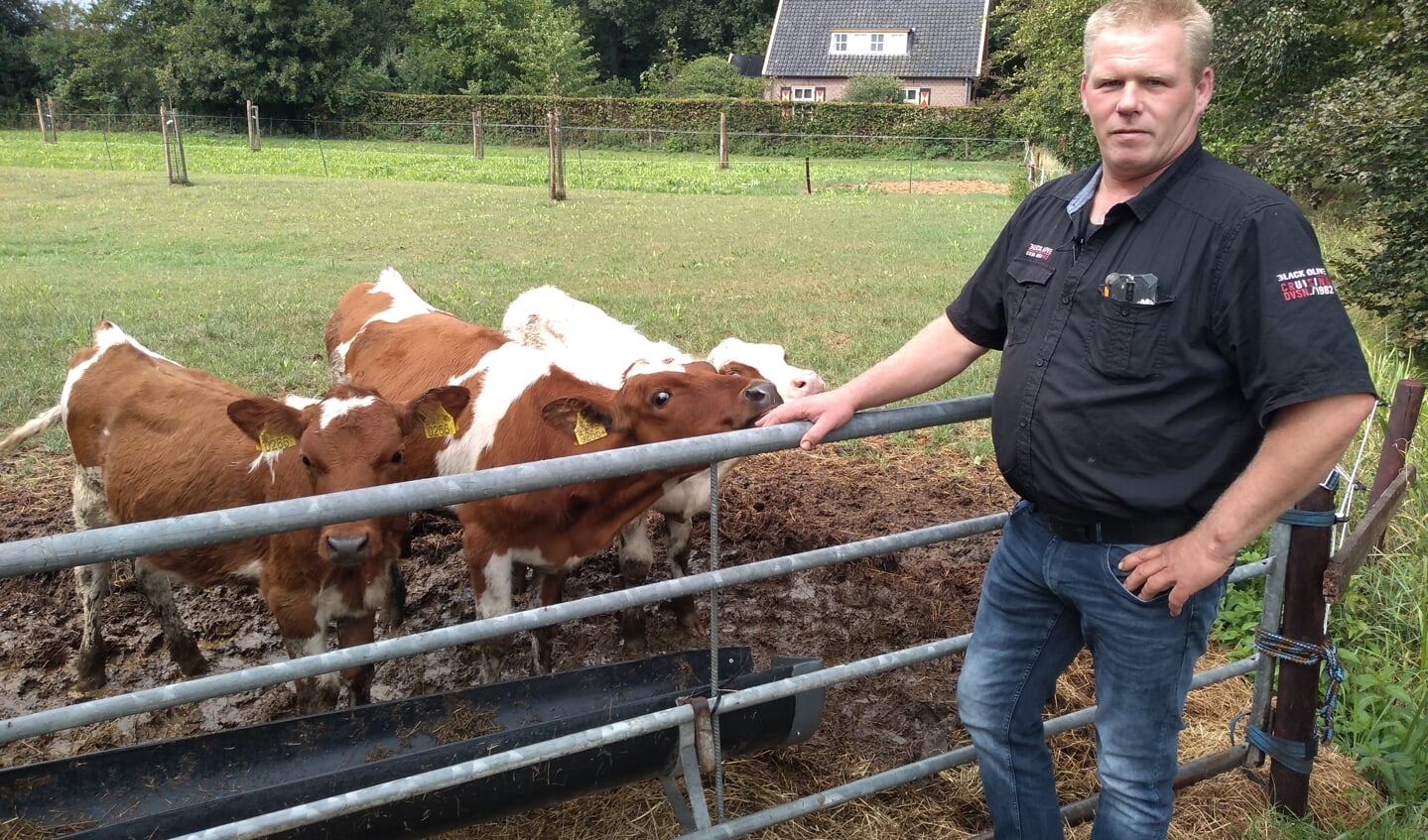 Simon van de Vendel hoopt zijn biologische melkveebedrijf toch nog voort te kunnen zetten. 