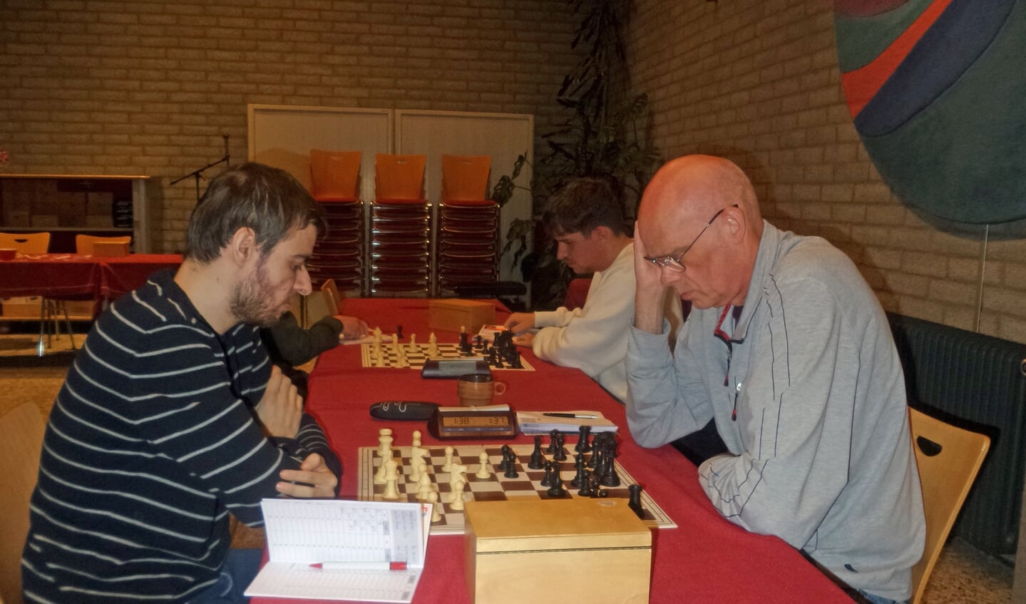 Toppartij Dominic van Dijk (links) - Tom Pronk eindigde in remise.