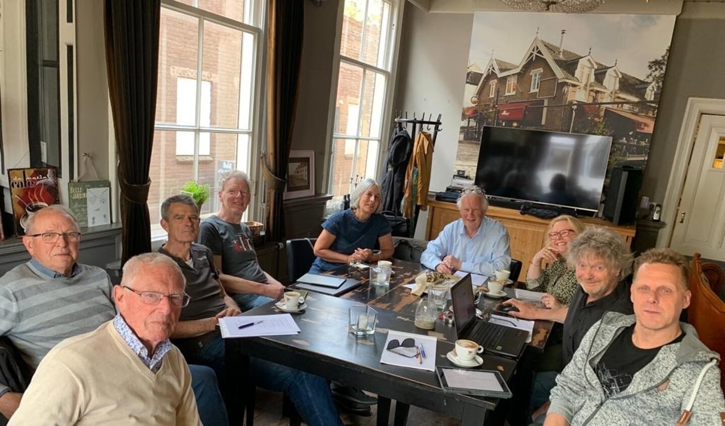 De voltallige redactie in vergadering over het boek '100 jaar bij de les'