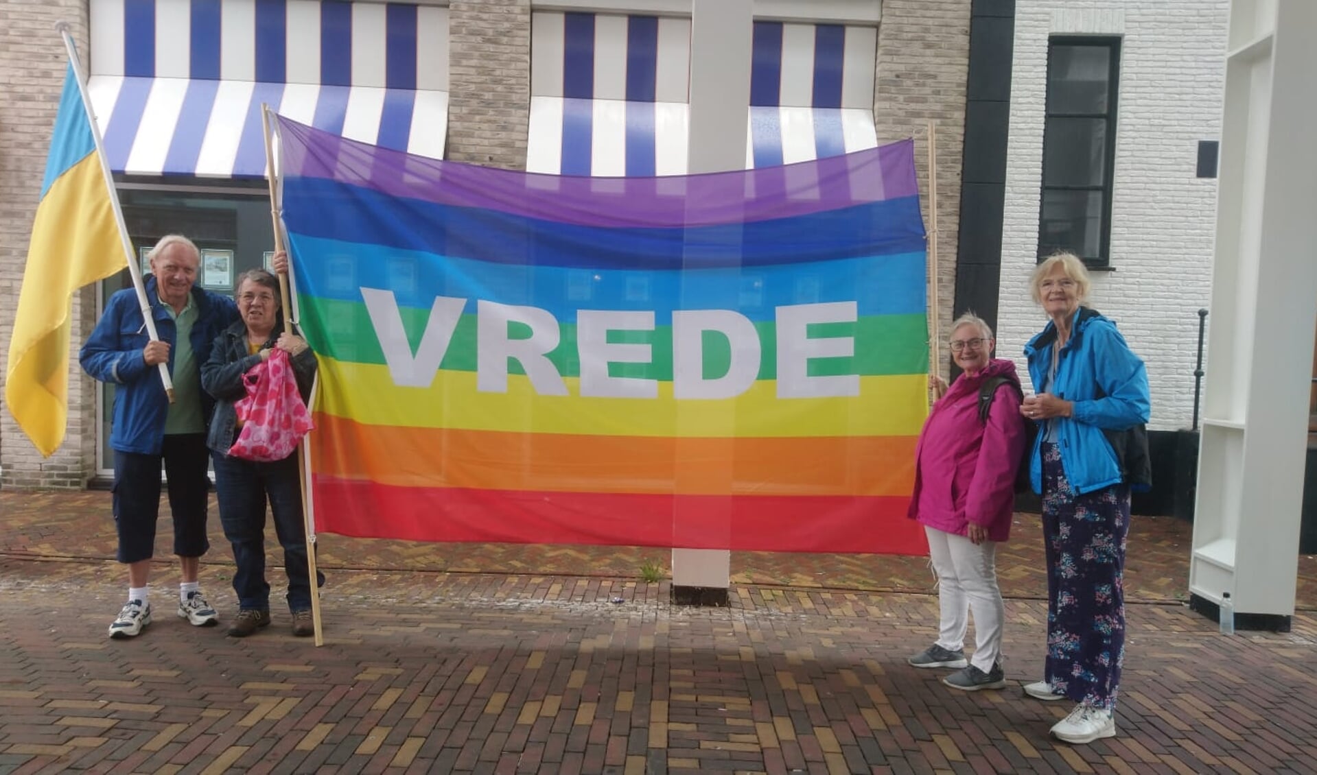 Vrijwilligers van Veenendalers Voor Vrede en Vredesinitiatief Veenendaal, met de vredesvlag