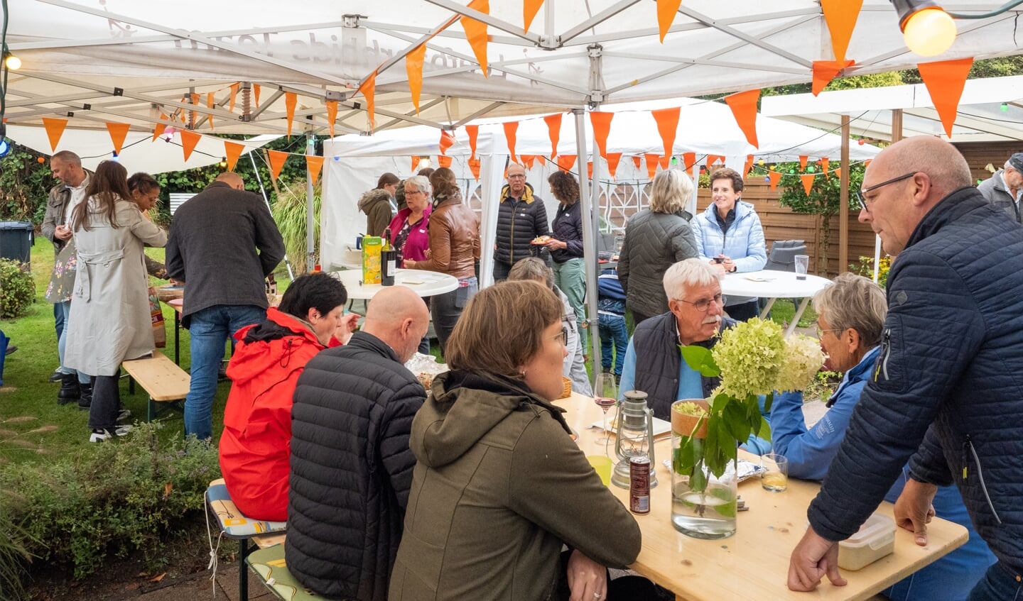 Tijdens Nationale Burendag bij de Groene Haeg in Ermelo kwam de buurt bij elkaar voor een barbecue.