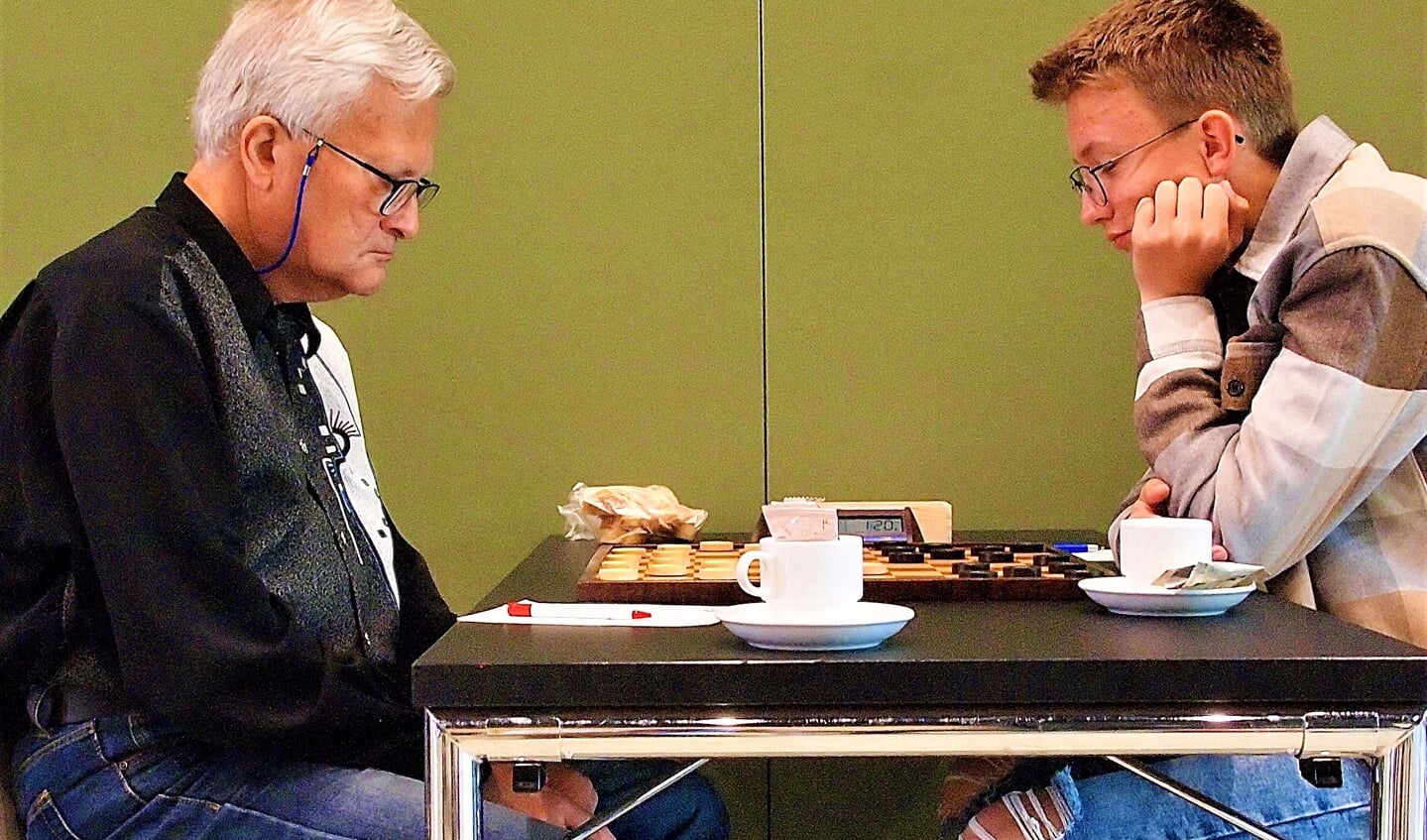 Theo de Swart (links) en Drents talent Wouter Sosef in opperste concentratie