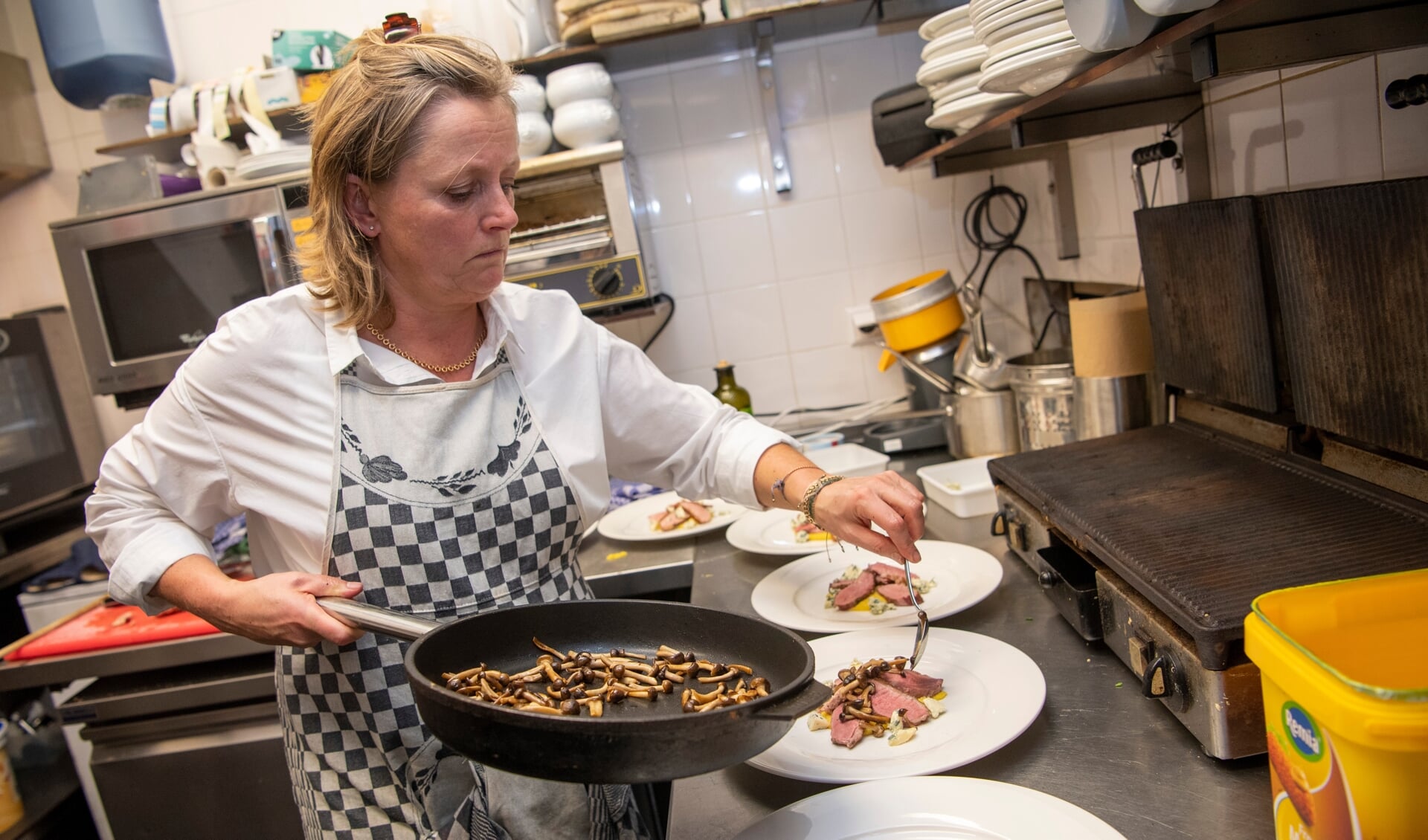 Nynke kookt wekelijks op zondg in grand café Halewijn een eerlijk diner van 3 gangen.