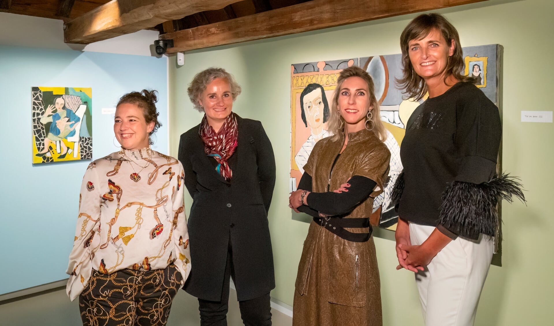 Van links naar rechts: Jitske Schols - kunstenaar, Vera Carasso - directeur Museumvereniging, Sophie van Steenderen, conservator Stadsmuseum, Corien van der Meulen, directeur Stadsmuseum.
