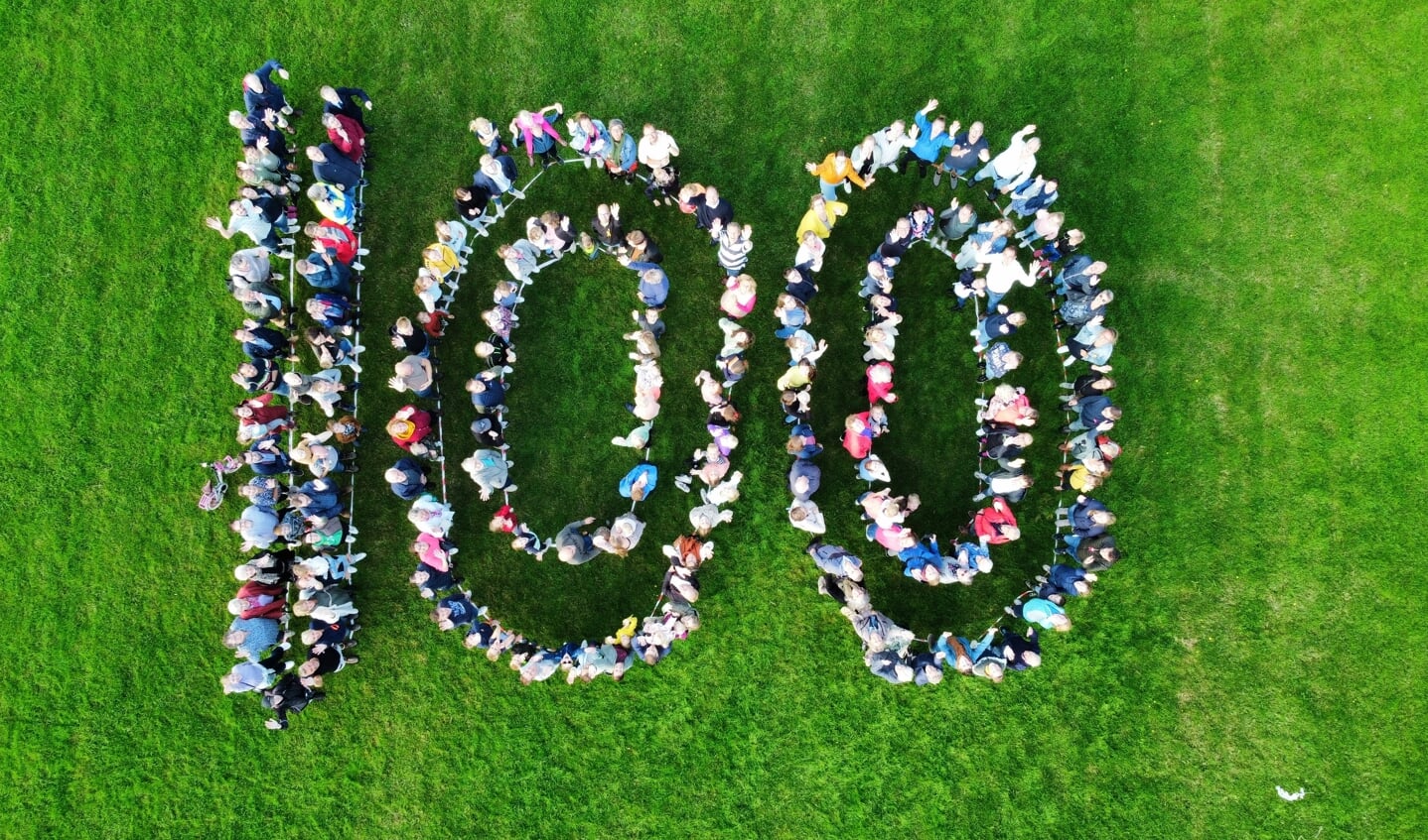Een groot deel van de 100-jarige Eben-Haëzergemeente tijdens de gemeentedag.