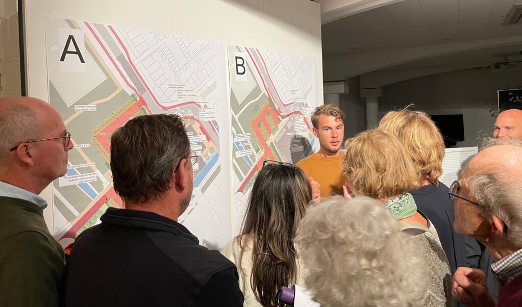 Op de inloopavond toonde de gemeente twee varianten voor inrichting van het Sluisplein na uitbreiding van de supermarkt