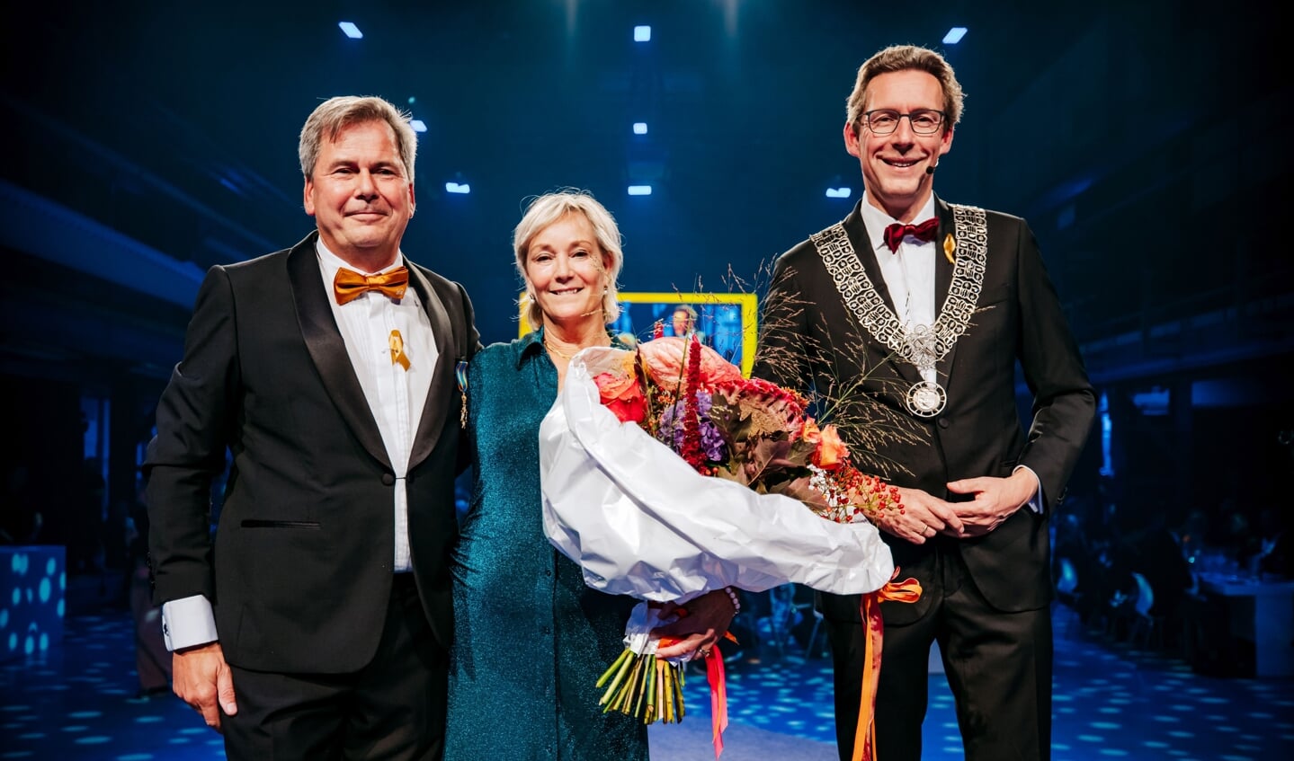 Burgemeester Tjapko Poppens (rechts) reikte de onderscheiding uit aan Gertjan Kaspers.