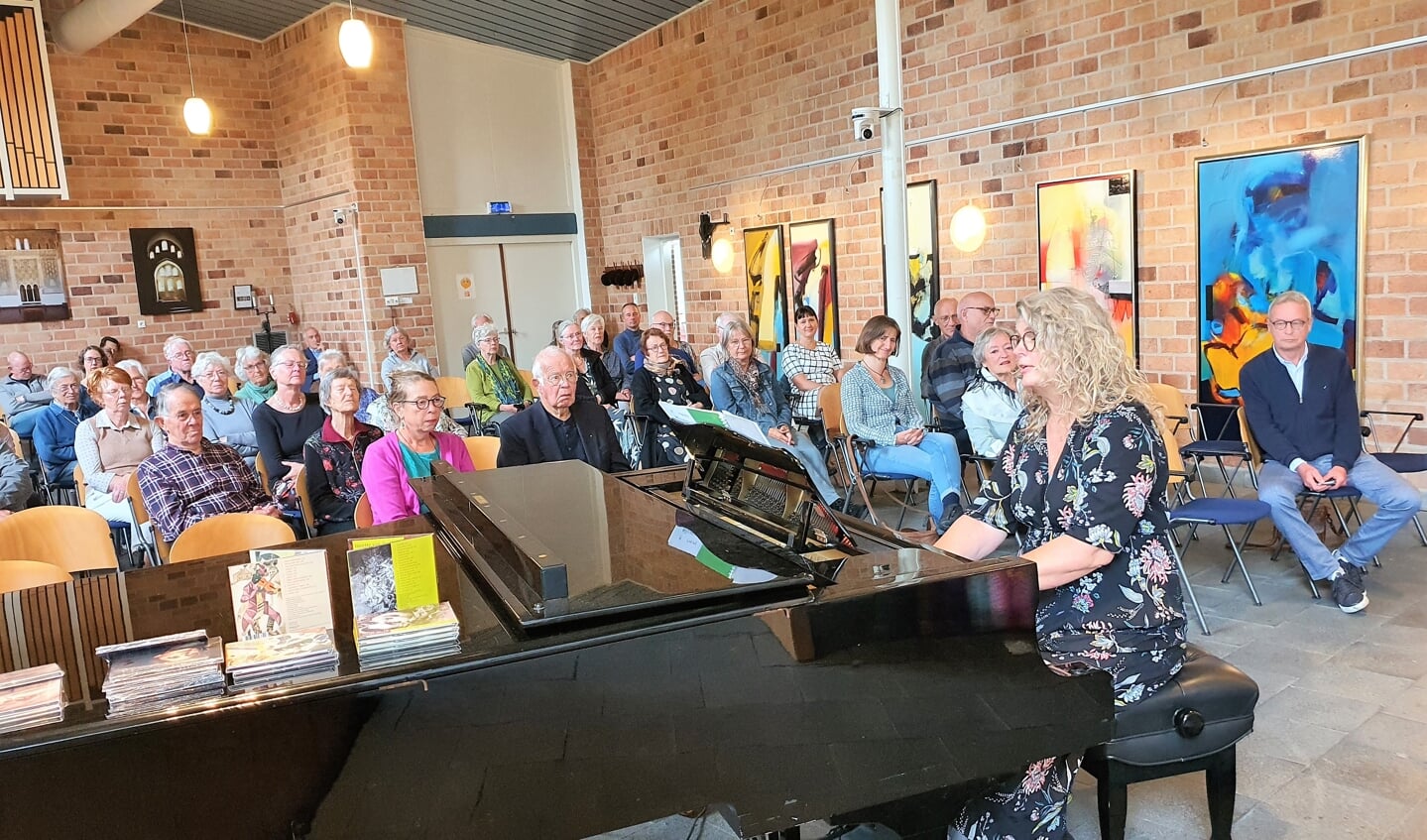 Verteller en zangeres Lucette van den Berg vertelt en zingt over verzoening vanuit Joods perspectief tijdens de eerste editie van Zin op Zondag.