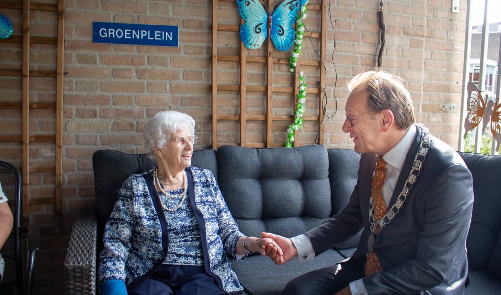 Burgemeester Janssen bezoekt Sofia Hagen.