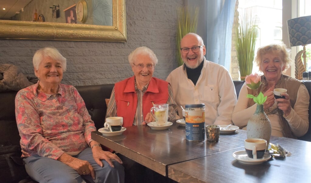Hanny Rademaker, Jaan Hartog, Jaap Janmaat en Lonneke van Veen (vlnr) genieten van de koffie en elkaars gezelschap.