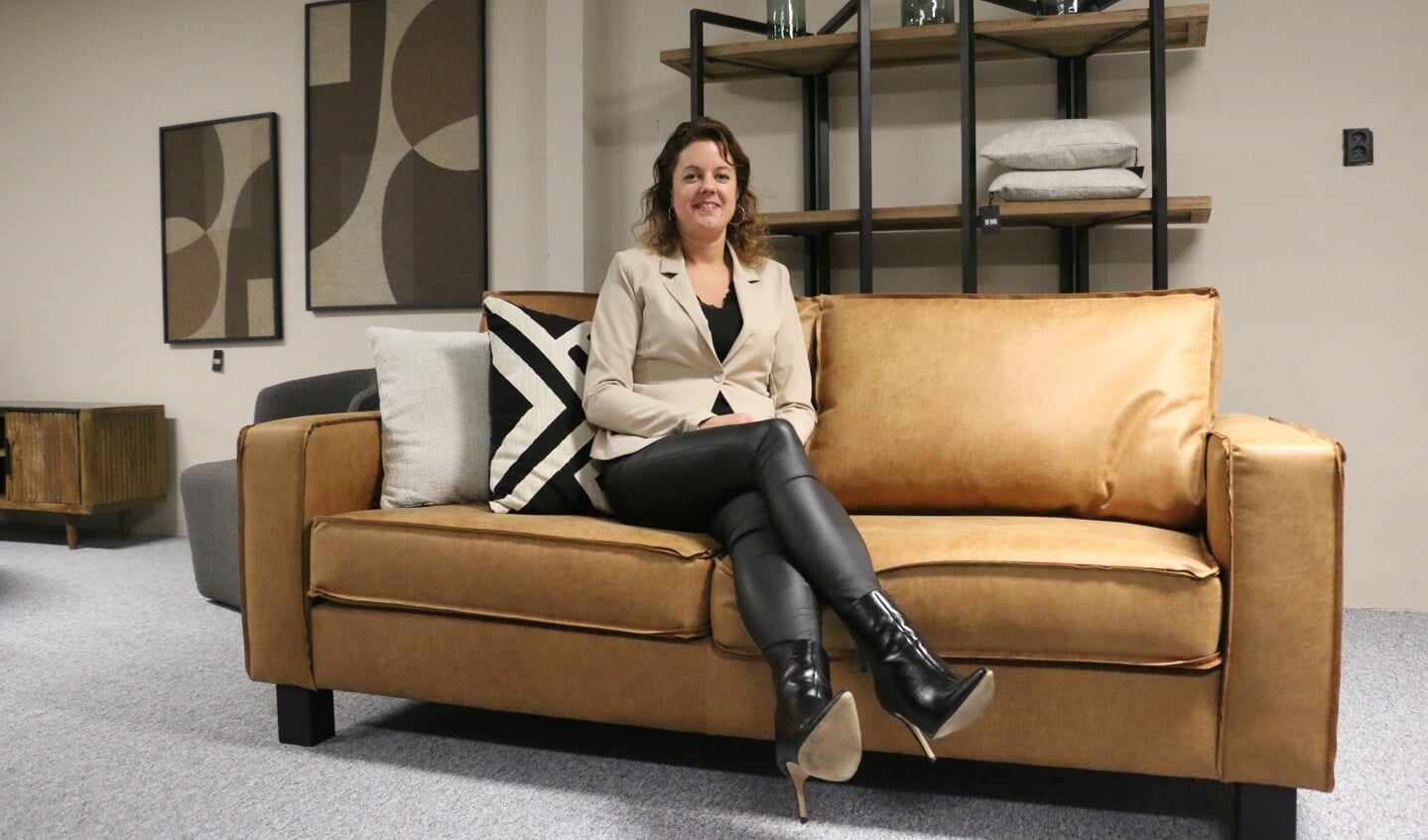 Magda in de showroom. ,,De trends bij VT Wonen, zo kun je het samenvatten.”