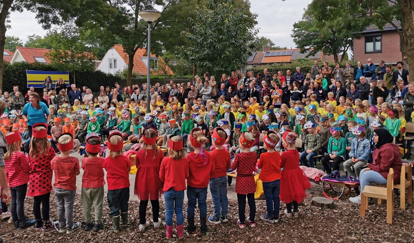 Vrijdag 23 september was de aftrap van het feestjaar met een grote voorstelling op het schoolplein.