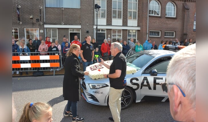 Burgemeester Jan Luteijn nam plaats achter het stuur van de Safety-car die voorop in de optocht reed.