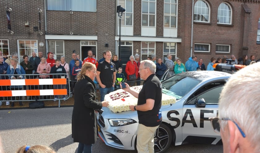 Burgemeester Jan Luteijn nam plaats achter het stuur van de Safety-car die voorop in de optocht reed.