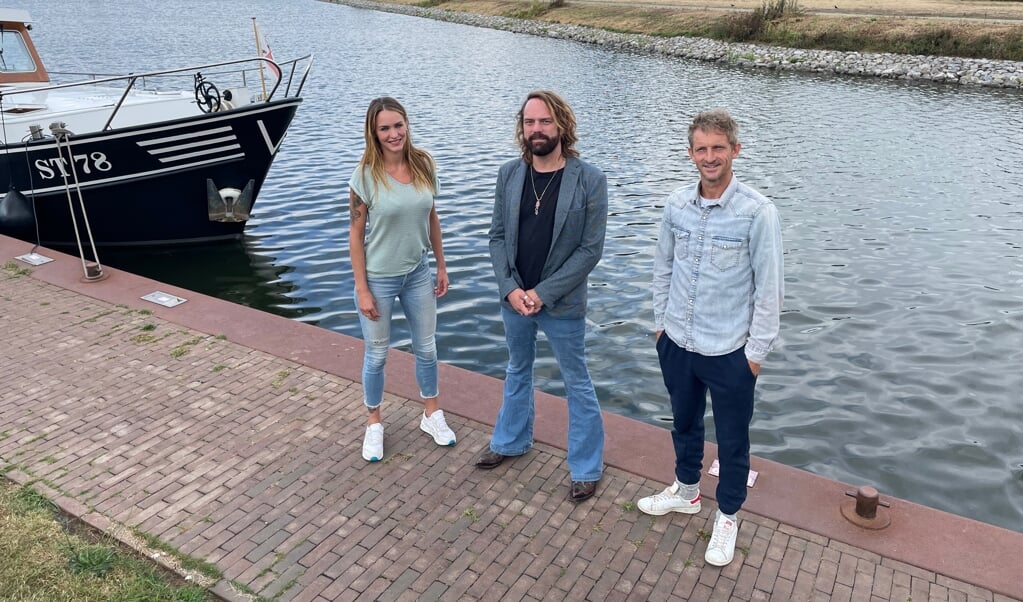 Christine Ros, Jeffrey Migchelsen en Joost Speelman organiseren voor het eerst een concert in de nieuwe haven van Harderwijk. (foto: Marco Jansen)