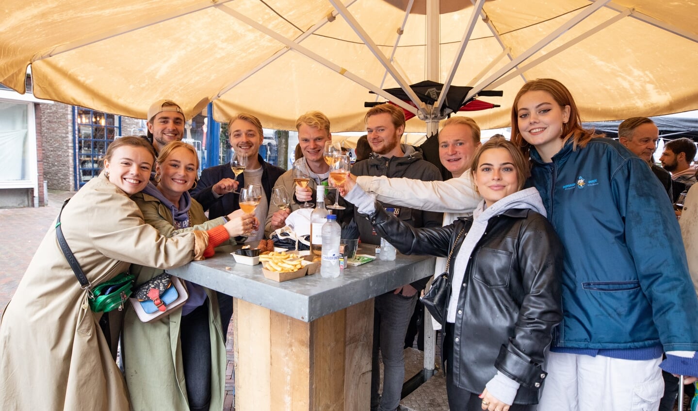 Veel gezelligheid bij Vorstelijk Proeven.