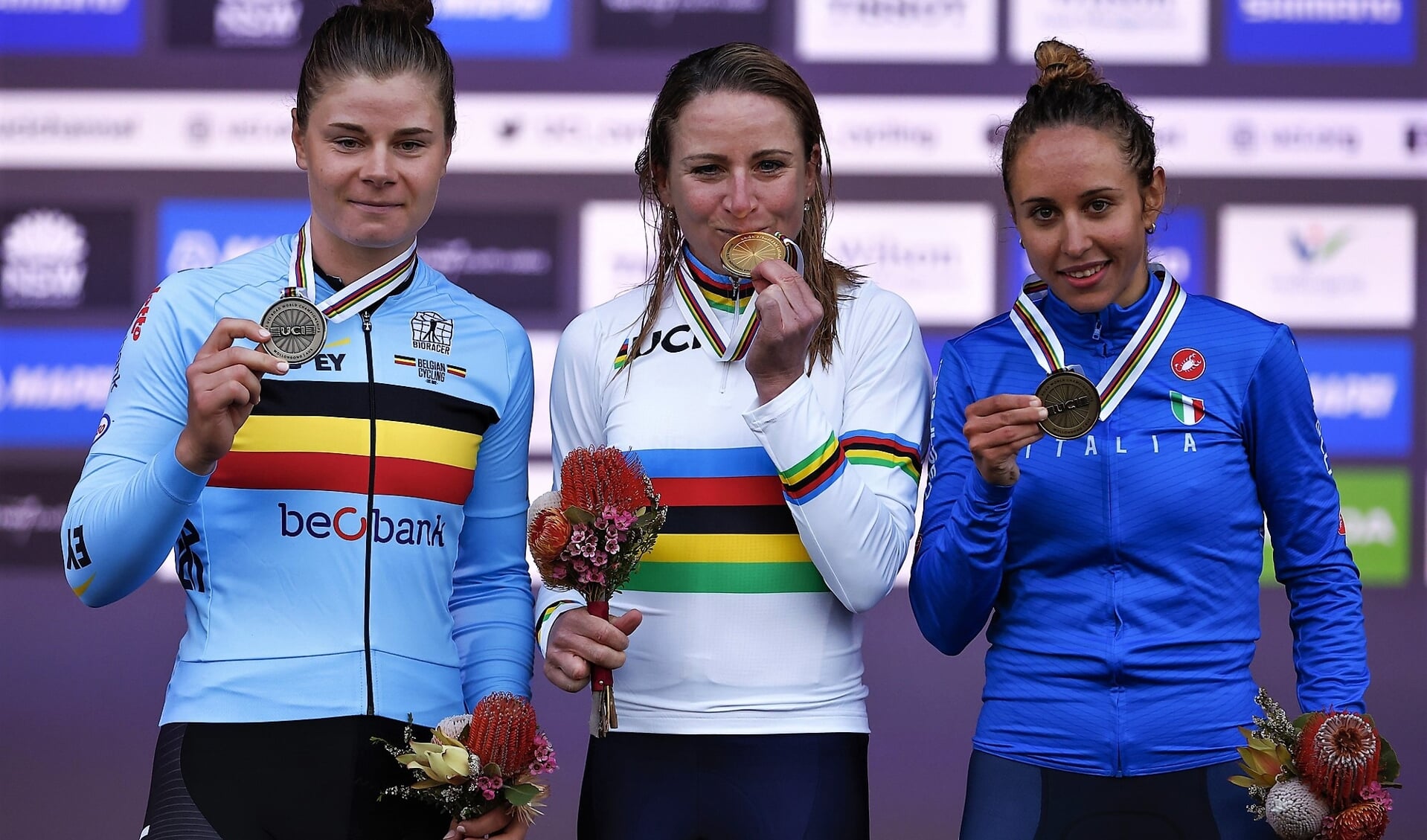 Annemiek van Vleuten in haar regenboogtrui als verrassende winnares van het WK.