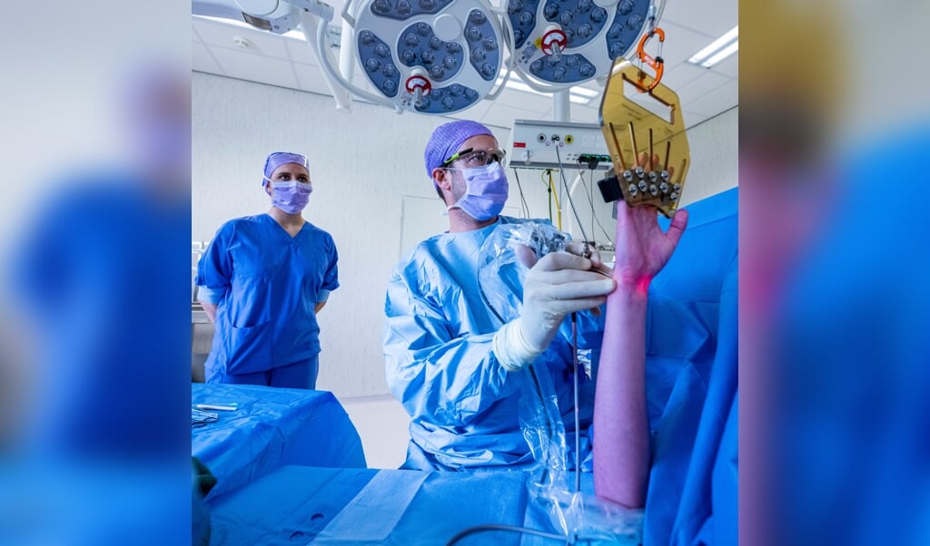 Plastisch chirurg Sjoerd Kamminga tijdens een kijkoperatie op de OK.