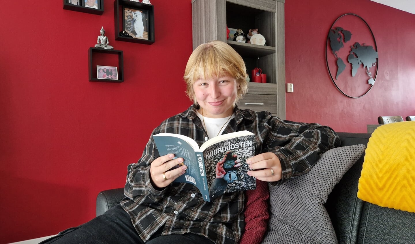 Selina met haar eerste boek in de handen