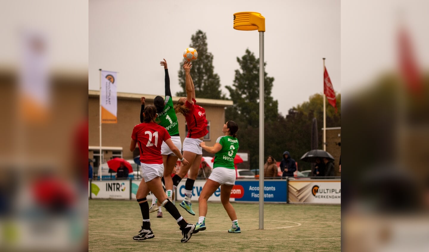 Sanne de Jong in een reboundduel met 2 dames van Tjoba
