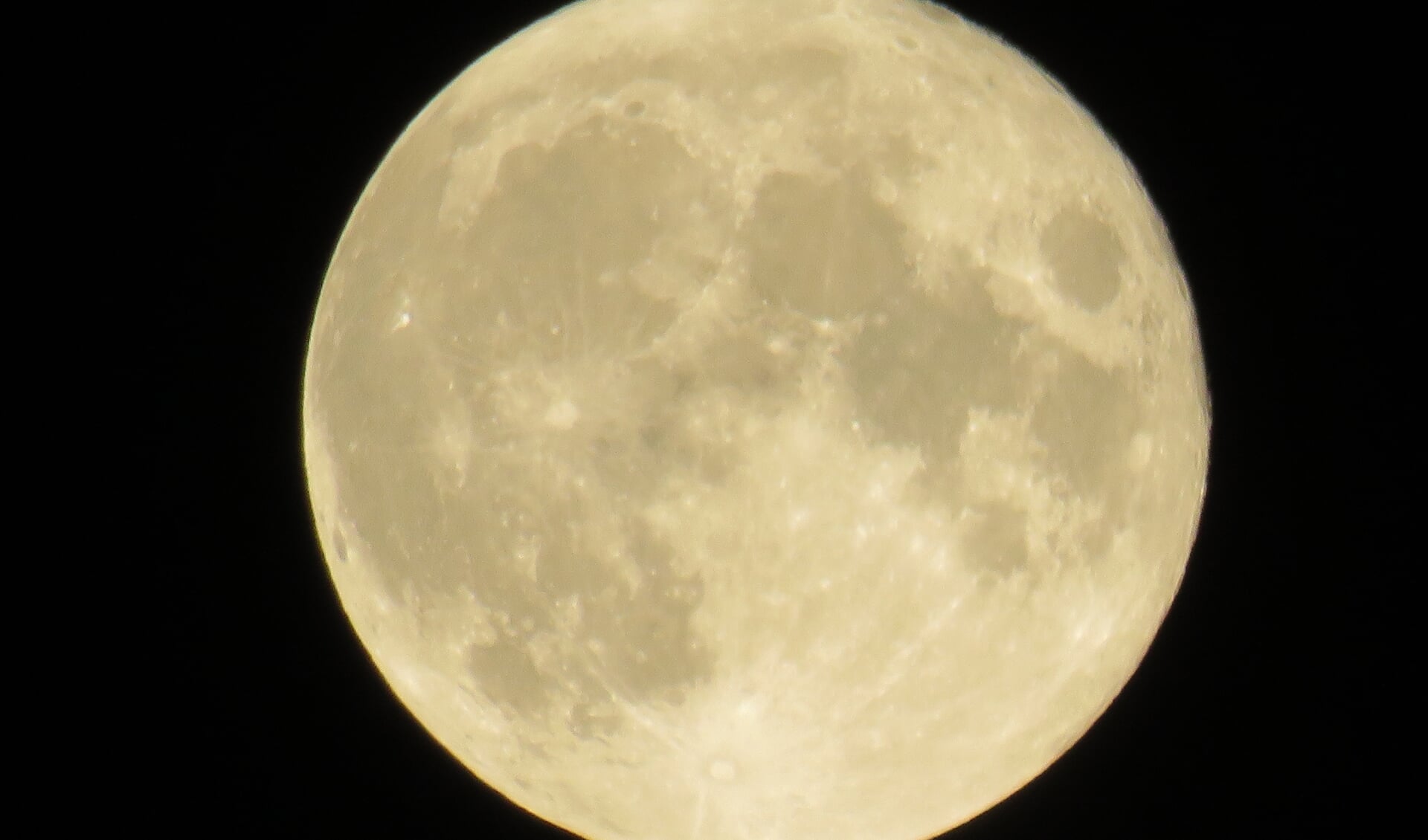 Volle maan gefotografeerd door Dick Rusteburg.