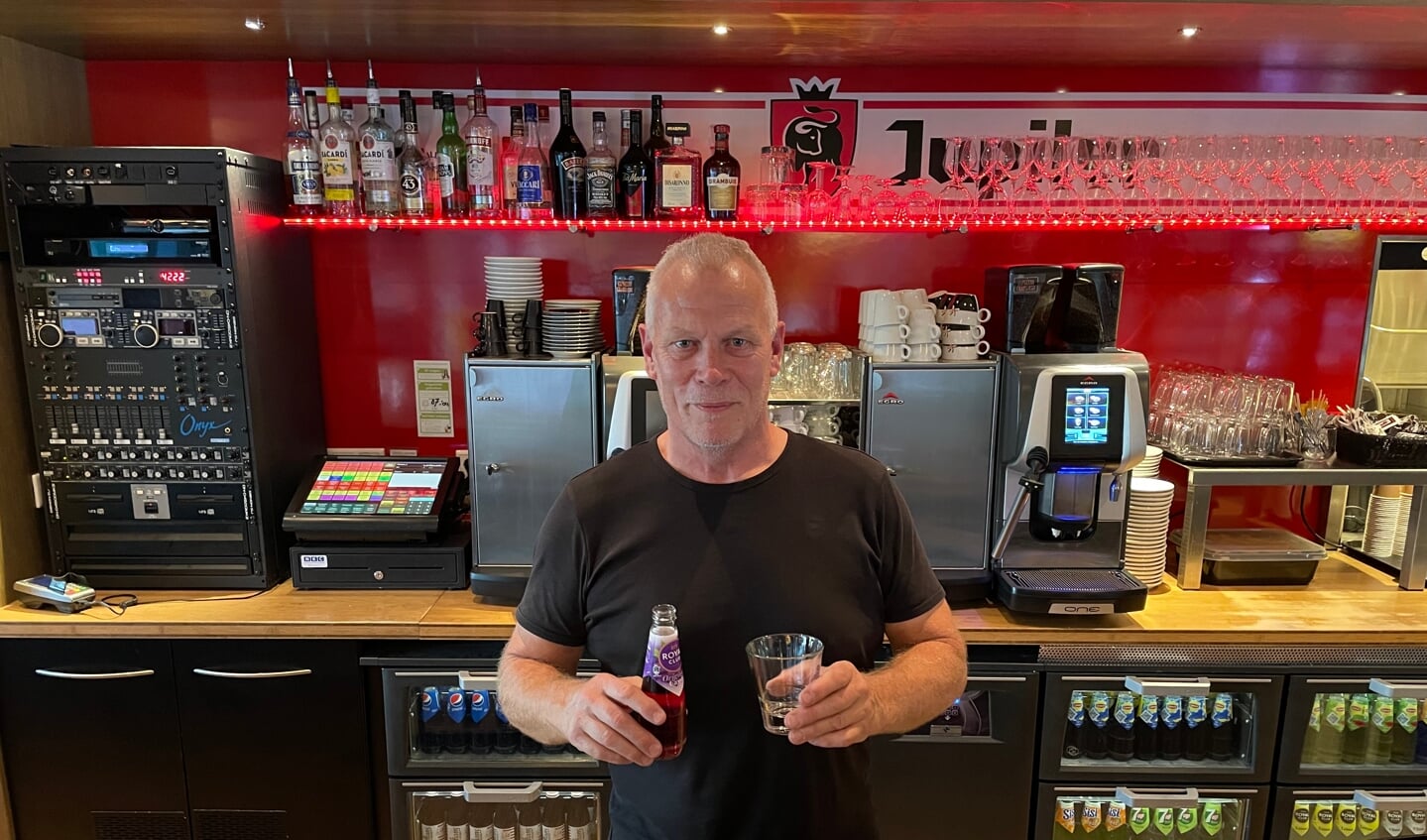 Horecaondernemer Arnoud te Pas moet tot zijn eigen verbazing vertrekken uit Sportcafé De Sypel. (foto: Marco Jansen)