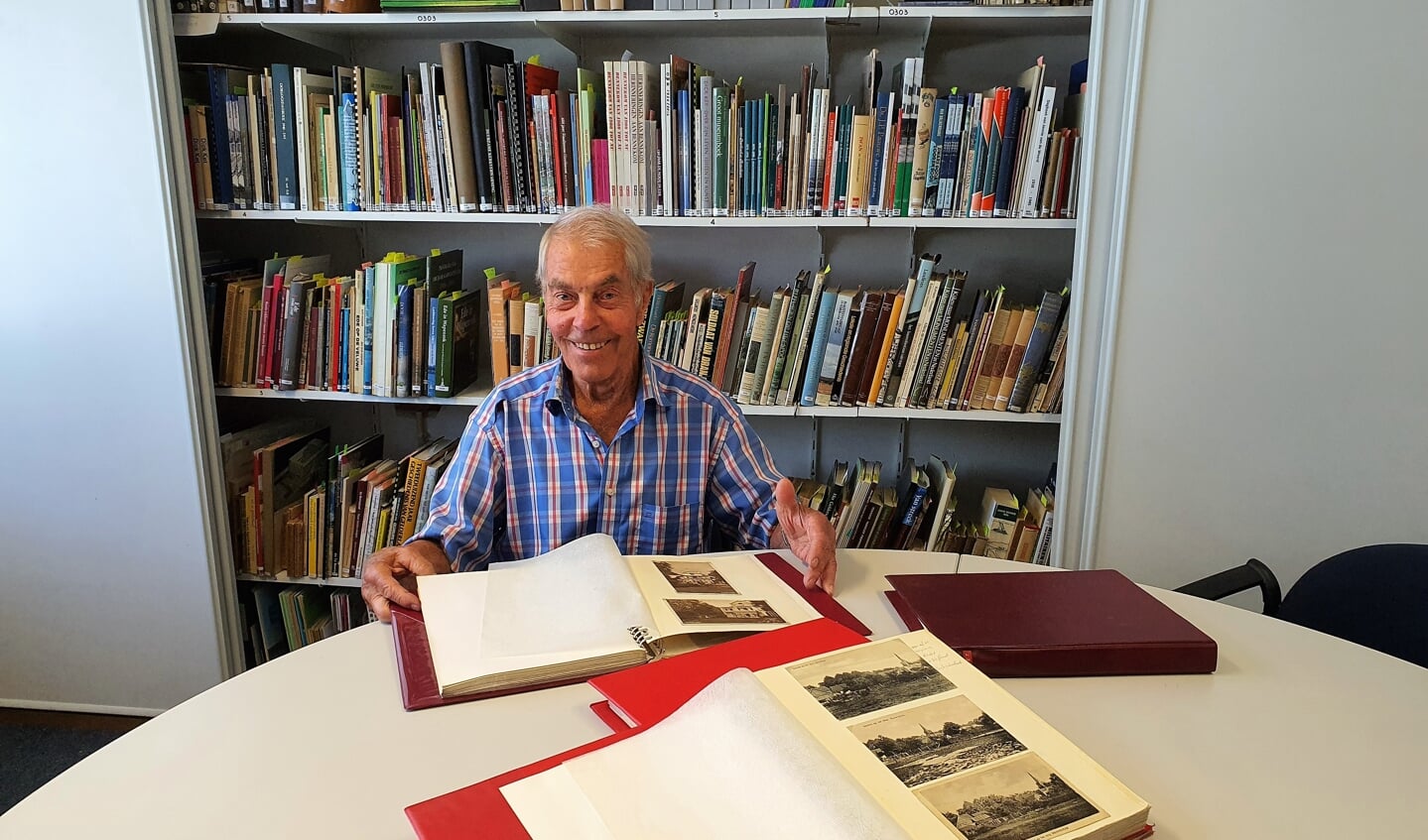 Dik Poot schonk de Historische Vereniging Oud Bennekom zijn unieke verzameling 'Bennekomse' ansichtkaarten en foto's.