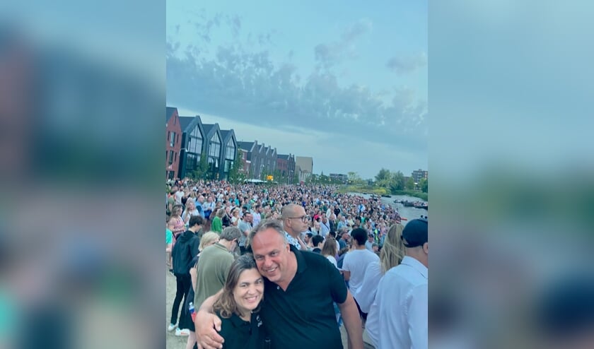 ,,De zomer van festivals. Alles kan en mag weer na de coronatijd. Wat hebben we genoten.
Deze zomer organiseerde ik het eerste ViVa Vathorst Grachtenconcert voor onze mooie wijk Vathorst, het Venetië van Amersfoort.
Het was mijn stip op de horizon in de coronatijd, mijn grote droom werd werkelijkheid op 18 juni 2022. Als je ergens in gelooft, moet je ervoor gaan. Met duizenden mensen genoten we van dit grachtenconcert en festival. Hier kwam alles samen met de beste artiesten uit Amersfoort. Een nieuw festival is geboren en op naar volgend jaar!
Wat was het mooi en betekenisvol om dit voor onze wijk te doen. Jong en oud, muziek en gezelligheid, alles kwam samen. De burgemeester was er ook en Diggy Dex sloot af. Mooier kan niet. Op deze foto staan mijn man Frank Tel en ik te stralen.