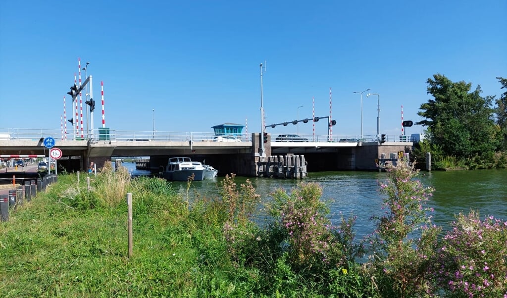 De Leimuiderbrug kampt al maanden met storingen waar weggebruikers maar ook scheepvaart last van ondervinden.