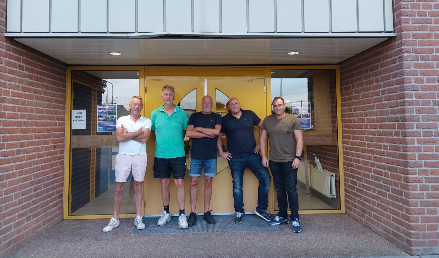 De organisatie van Rockhorst in de Hokhorst. Geheel links organisator Henk Mens.
