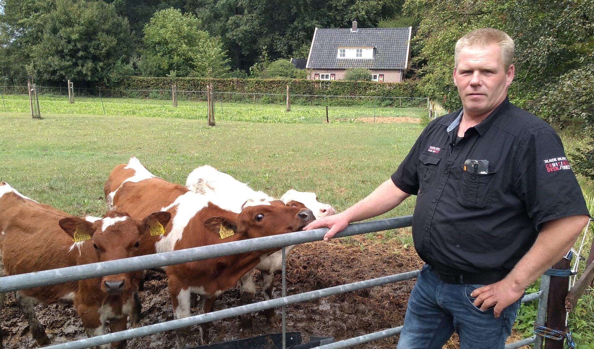 Simon van de Vendel hoopt zijn biologische melkveebedrijf toch nog voort te kunnen zetten.