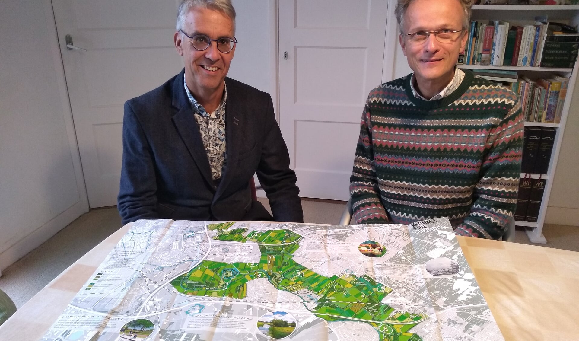 Wim Verheugt en Robert Baayen bij de kaart van de Kromme RIjn Corridor. Werkgroeplid Pieter Veen ontbreekt op de foto.