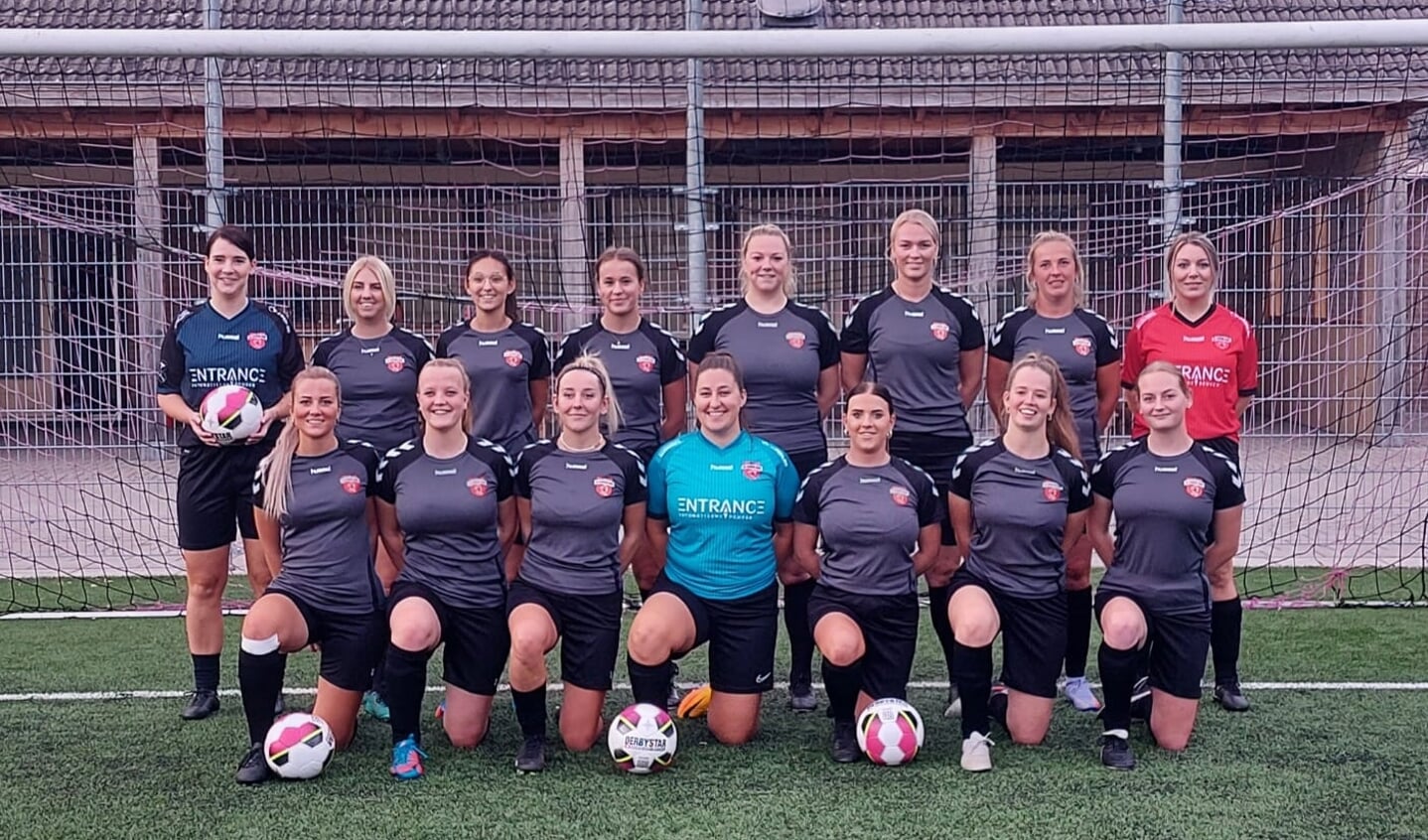 Het nieuwe vrouwenteam van SV Harskamp.