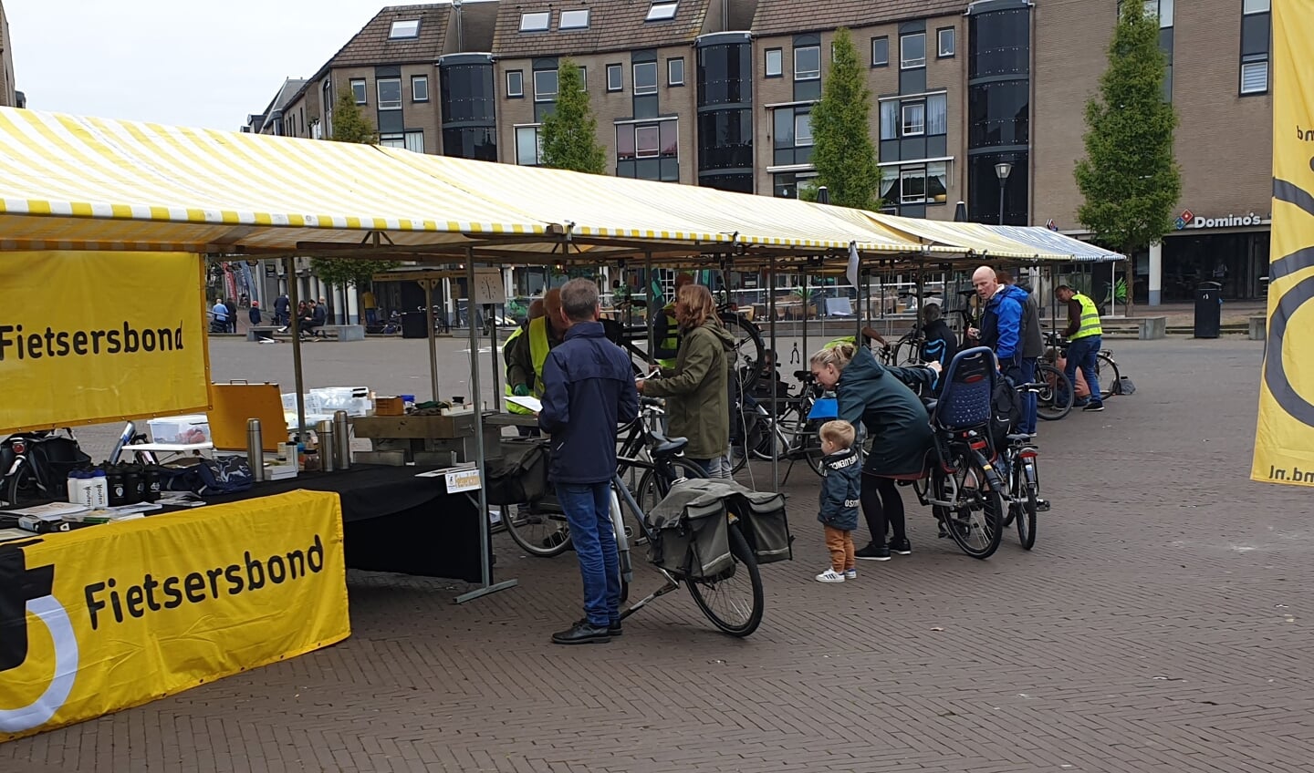Fietsersbond Houten repareert fietsverlichtingen