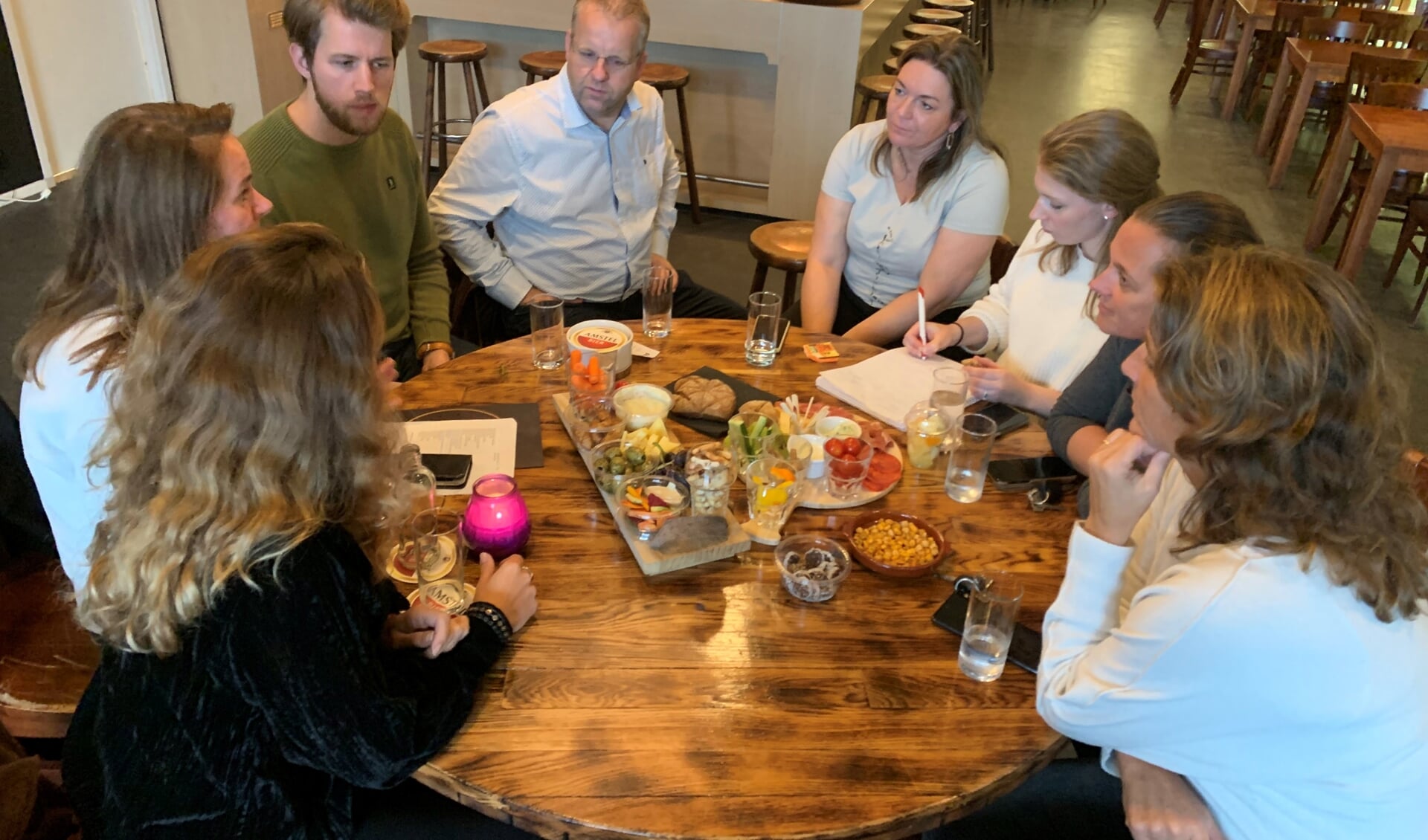 Maike Giel, Marjan van Ravenhorst, Reinoud Moojen, Piet Ritmeester, Brigitte Osnabrugge, Frédérique Rongen, Wanda Veenstra en Petra Veer komen samen voor overleg.