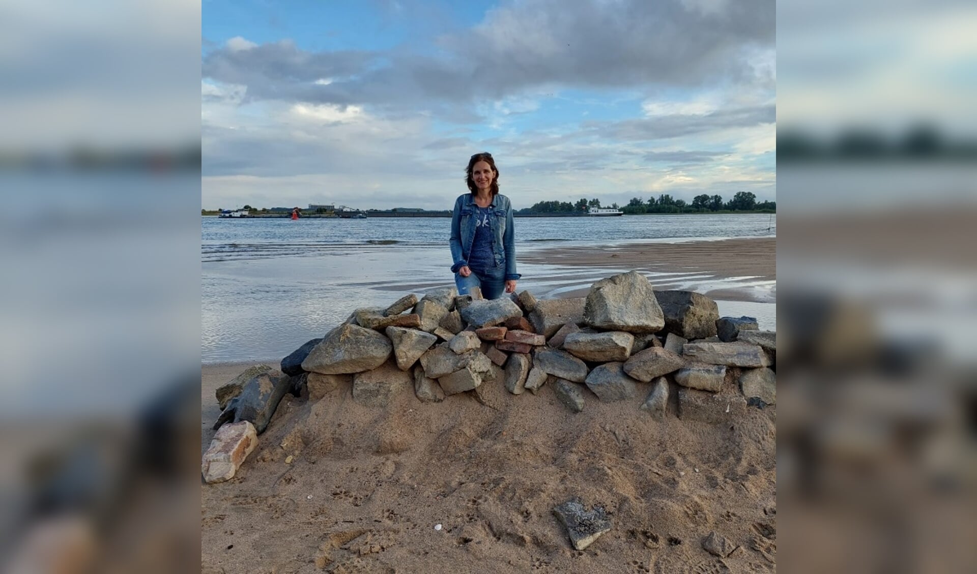 Annette bij de rivier de Waal, vlakbij de steenfabriek.