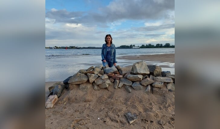 Annette bij de rivier de Waal, vlakbij de steenfabriek.