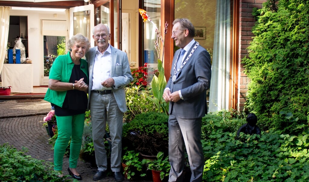 Harry en Jeannette Hogenbirk vierden hun zestigjarig huwelijksfeest met wel honderd mensen in Woudschoten. Op de dag zelf kwam de burgemeester op bezoek.