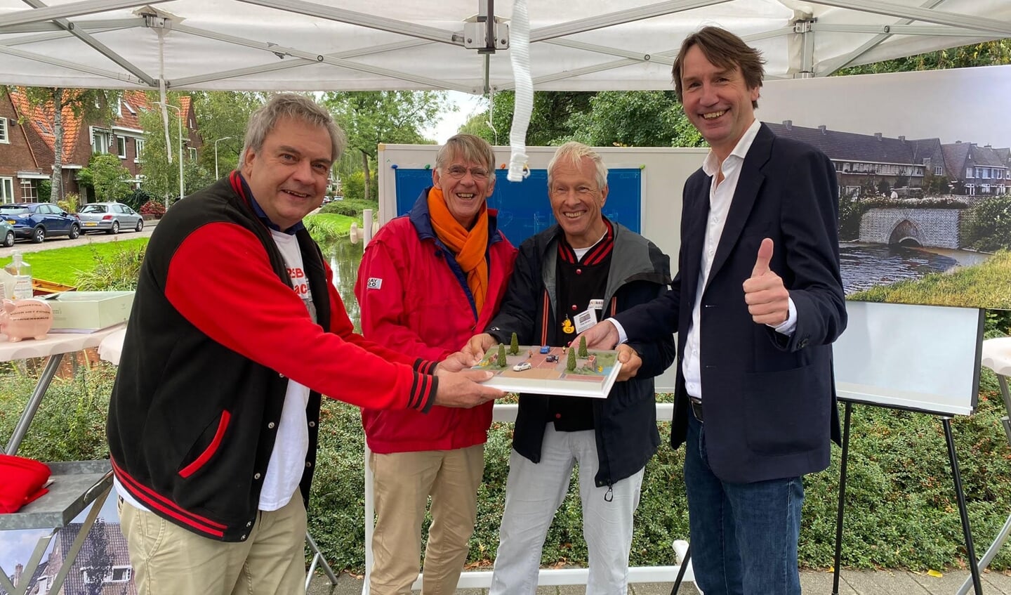 Van links naar rechts: Dolf van den Bos (voorzitter van de Stichting Warnersbrug), Victor Frequin (VVD), Philip Warners (kleinzoon van de architect) en wethouder Herbert Raat.
